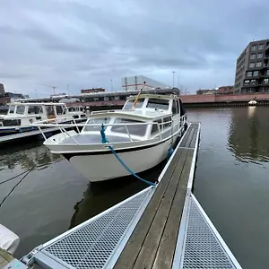 Suesses Motorboot - Ueberseestadt Botel BRE